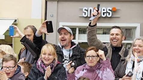 Lautstarke Unterstützung: Fans bejubeln ihre Helden nahe des Ziels.