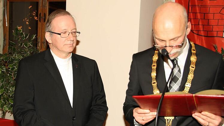 Oberbürgermeister Kay Blankenburg überreicht die Goldene Bürgermedaille an Generalvikar Thomas Keßler. Foto: Paul Ziegler