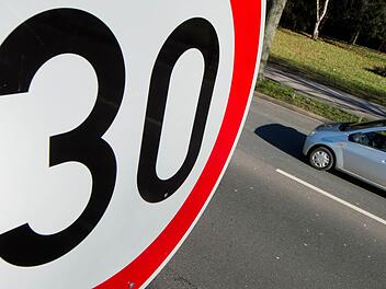 An der Ortsdurchfahrt Friedersdorf und der Ortsmitte in Weißenbrunn würden zwei Leser gerne ein Tempo-30-Schild sehen. Foto: Stratenschulte/dpa