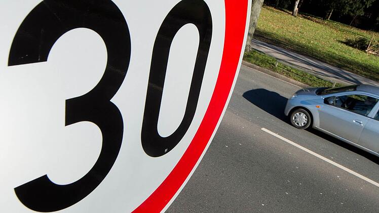 An der Ortsdurchfahrt Friedersdorf und der Ortsmitte in Weißenbrunn würden zwei Leser gerne ein Tempo-30-Schild sehen. Foto: Stratenschulte/dpa