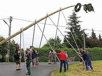 Die Niederndorfer brauchten rund 45 Minuten, bis sie die 24 Meter hohe Kirchweihfichte wieder in die Senkrechte gebracht hatten. Foto: Johanna Blum