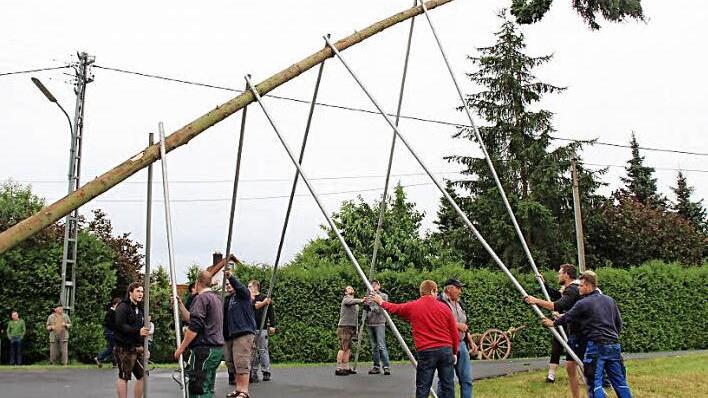 Die Niederndorfer brauchten rund 45 Minuten, bis sie die 24 Meter hohe Kirchweihfichte wieder in die Senkrechte gebracht hatten. Foto: Johanna Blum