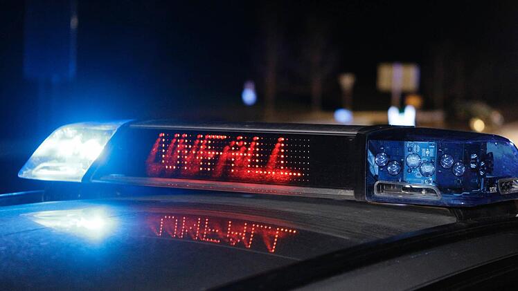 Ein 18-J&auml;hriger baute in Reckendorf einen Unfall und entfernte sich vom Unfallort. Sp&auml;ter meldete er sich bei der Polizei. Symbolbild: Boris Roessler/dpa