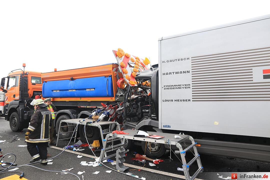 Wanderbaustelle Ÿbersehen: Lkw rast in AbsicherungshŠnger - Fahrer schwerst eingeklemmt