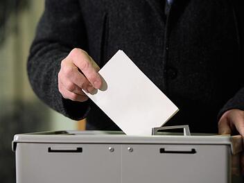 Wird es einen Bürgerentscheid zur Sparkassenfusion im Landkreis Erlangen-Höchstadt geben? Symbolbild: Felix Kästle, dpa