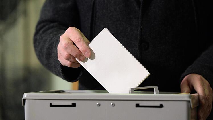 Wird es einen Bürgerentscheid zur Sparkassenfusion im Landkreis Erlangen-Höchstadt geben? Symbolbild: Felix Kästle, dpa