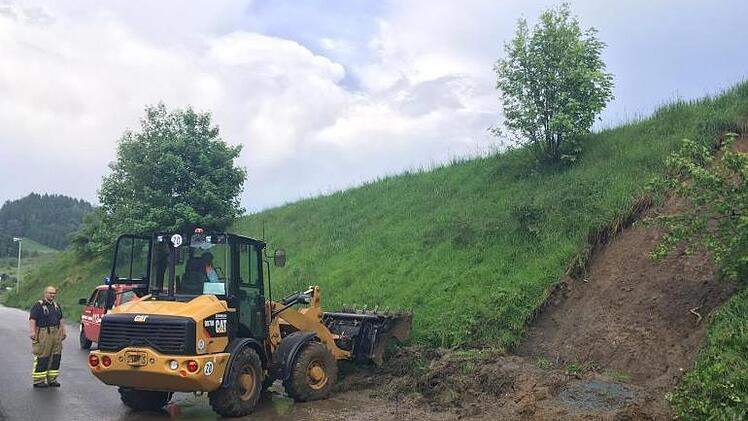 Um die Erde wieder von der Schulstraße zu bekommen, kam auch ein Radlader des Bauhofs Ludwigsstadt zum Einsatz. Foto: Feuerwehr Ludwigsstadt