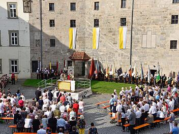 Beim Festgottesdienst im Schlosshof heizte die Sonne schon ab acht Uhr kräftig ein.  Foto: Robert Tichi