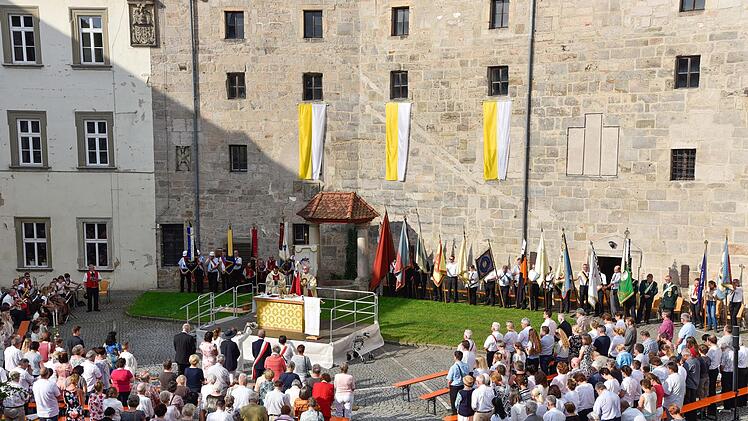 Beim Festgottesdienst im Schlosshof heizte die Sonne schon ab acht Uhr kräftig ein.  Foto: Robert Tichi