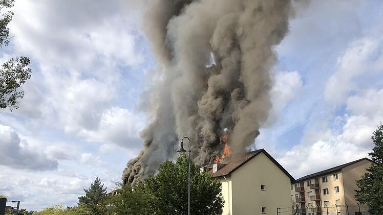 Am Samstagmittag steht in Bamberg das Ankerzentrum für Asylbewerber in Flammen. Foto: Merzbach/News5