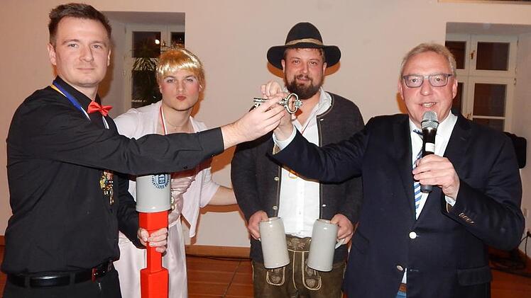 Schlüsselübergabe von Bürgermeister Harald Hübner (rechts) an  Prinz Benjamin Wagner (links), attestiert von Jungfrau Toni Dippold und  Brauer Sebastian Grüner.
