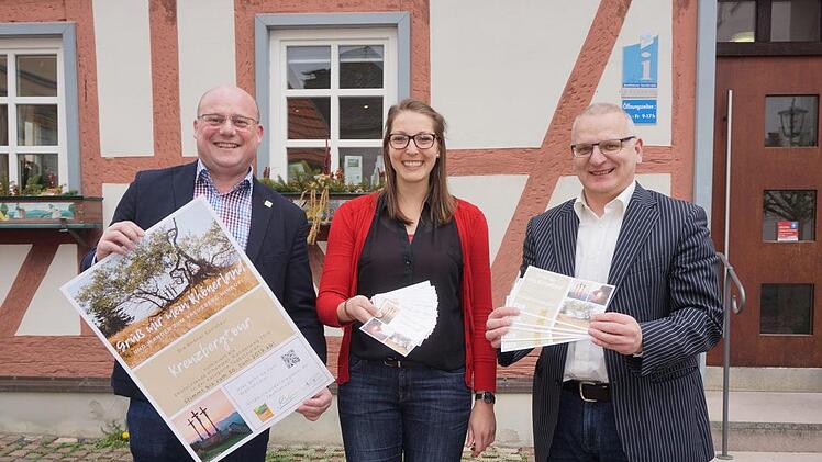 Die Kreuzbergtour steht zur Wahl als Deutschlands schönster Wanderweg. Bürgermeister Georg Seiffert (links), Hannah Wilm von der Rhön GmbH und Tourismusreferent Gerhard Nägler präsentieren die eigens für die Abstimmung gefertigten Plakate und Werbekarten. Foto: Marion Eckert