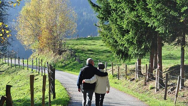 Eine neue Studie norwegischer Forscher zeigt: Schon regelmäßiges Spazierengehen kann die Lebenserwartung älterer Menschen deutlich steigern. Symbolbild: miss60_d/pixabay.com