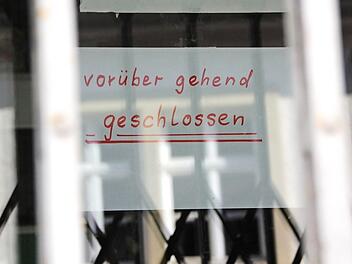 Sofern vorhanden, versperren schwere Gitter die Zugänge.