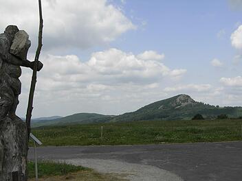 Die Gemeinde Hofbieber und der Landkreis Fulda wollen die alte Milseburgh&uuml;tte durch einen Neubau ersetzen. Dagegen klagen Natursch&uuml;tzer. Das Verwaltungsgericht schl&auml;gt eine Mediation vor, der die Natursch&uuml;tzer zugestimmt haben. Foto: Joachim R&uuml;bel