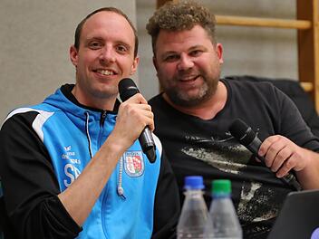 Kjeld Cla&szlig;en (rechts) und Sebastian Becker sind das Kommentatorenteam im Volleys-Livestream.  Foto: Jens Feistel