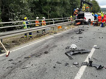 B303 im Kreis Kulmbach: Heftiger Frontal-Crash - ein Mensch schwer verletzt
