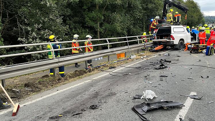 B303 im Kreis Kulmbach: Heftiger Frontal-Crash - ein Mensch schwer verletzt
