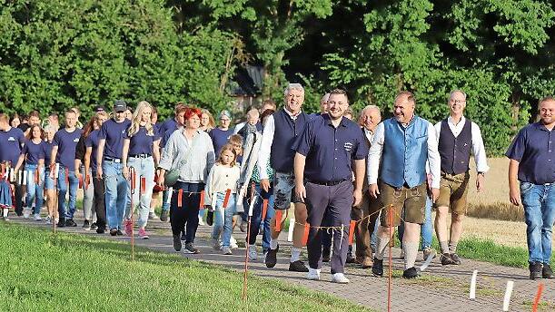 Der Festzug führte zum Gelände „Am Kähnlein“ in Weiden mit den Stadelhofer Musikanten.