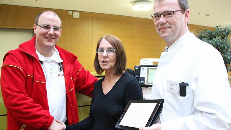 Jetzt kann Monika John wieder lachen. Sie dankt ihren Lebensrettern Christian Glaser (l.) und Chefarzt Eberhard Kuon. Ein Herzkranzgefäß (schwarzer Pfeil) war verstopft und führte zum Infarkt. Foto: Hofbauer