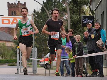 Die schnellsten Männer beim Rakoczylauf auf dem Weg ins Ziel. Michael Wetteskind (136)von der DJK Schweinfurt und Andreas Grau (193) vom DAV Bad Kissingen.  Fotos: Reinhold Nürnberger