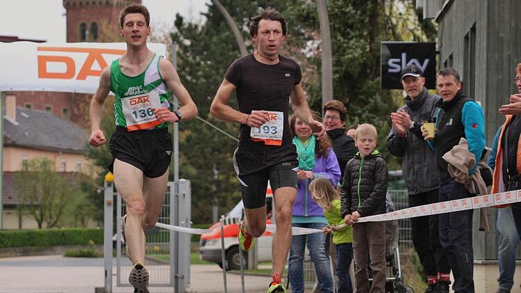 Die schnellsten Männer beim Rakoczylauf auf dem Weg ins Ziel. Michael Wetteskind (136)von der DJK Schweinfurt und Andreas Grau (193) vom DAV Bad Kissingen.  Fotos: Reinhold Nürnberger