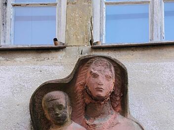 Muttergottesfigur an der sanierungsbedürftigen Marienanstalt.