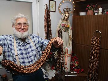 Günter Nietert zeigt stolz einige seiner Rosenkränze. Fotos: Jürgen Gärtner