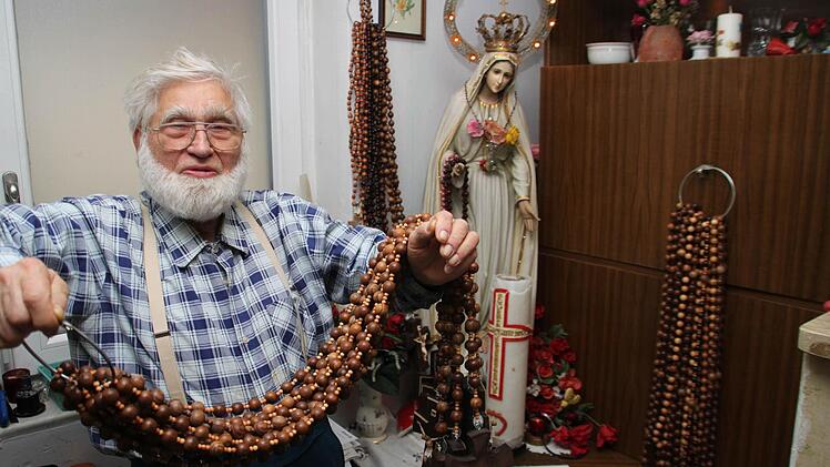 Günter Nietert zeigt stolz einige seiner Rosenkränze. Fotos: Jürgen Gärtner