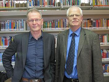 Die Verdienste von Studiendirektor Franz Zang (links) hat jetzt Oberstudiendirektor Stefan Bub bei einer Feier im Franz-Miltenberger-Gymnasium Bad Brückenau gewürdigt. Foto: Oswald Türbl