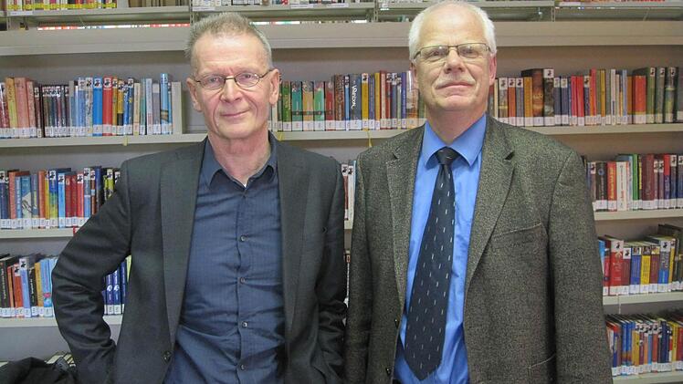 Die Verdienste von Studiendirektor Franz Zang (links) hat jetzt Oberstudiendirektor Stefan Bub bei einer Feier im Franz-Miltenberger-Gymnasium Bad Brückenau gewürdigt. Foto: Oswald Türbl