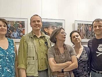 Else-Fotografen: Im Altstadt-Café in Münnerstadt stellen (v.l.) Christine Hardt, Gerd Wetzels, Christine Schikora und Oliver Schikora ihre Fotografien vom Projekt else! aus, was Initiatorin Mia Hochrein (Mitte) sehr freut.  Foto: Judith Michel