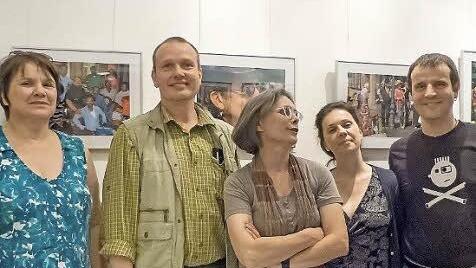 Else-Fotografen: Im Altstadt-Café in Münnerstadt stellen (v.l.) Christine Hardt, Gerd Wetzels, Christine Schikora und Oliver Schikora ihre Fotografien vom Projekt else! aus, was Initiatorin Mia Hochrein (Mitte) sehr freut.  Foto: Judith Michel