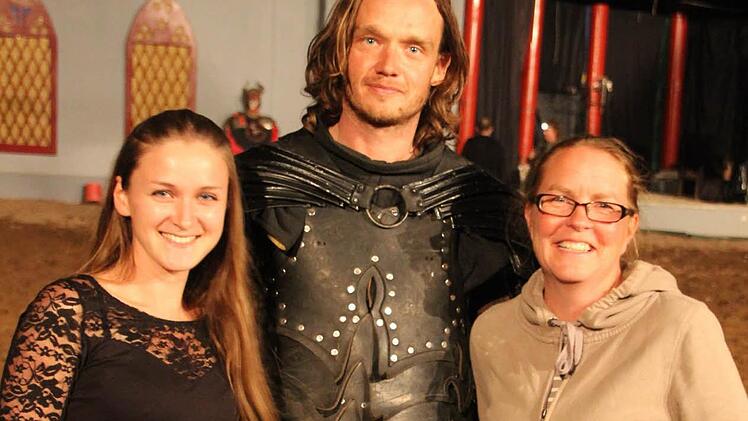 Glücklich nach der Show: Schauspielerin Perdita Christ, ihr Freund Viktor Novak alias Tarabas und Theresia Gräfin Bentzel (Schloss Thurn GmbH).