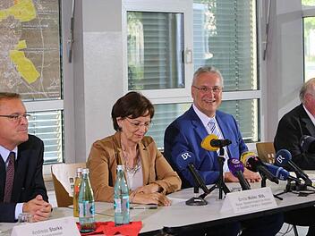 Am 14. August unterzeichneten OB Andreas Starke (SPD), Sozialministerin Emilia Müller, Innenminister Joachim Herrmann (CSU) und Regierungspräsident Wilhelm Wennig eine gemeinsame Vereinbarung, dass die Maximalkapazität in Bamberg bei 1500 Flüchtlingen liegen solle.  Foto: Barbara Herbst