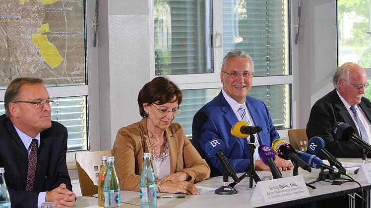 Am 14. August unterzeichneten OB Andreas Starke (SPD), Sozialministerin Emilia Müller, Innenminister Joachim Herrmann (CSU) und Regierungspräsident Wilhelm Wennig eine gemeinsame Vereinbarung, dass die Maximalkapazität in Bamberg bei 1500 Flüchtlingen liegen solle.  Foto: Barbara Herbst