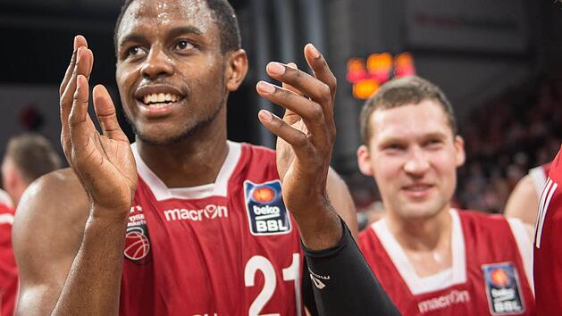 Darius Miller (l.) und Janis Strelnieks versenkten in der H&ouml;lle von Pir&auml;us jeweils vier Dreier. Foto: dpa