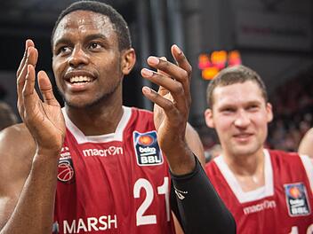 Darius Miller (l.) und Janis Strelnieks versenkten in der Hölle von Piräus jeweils vier Dreier. Foto: dpa