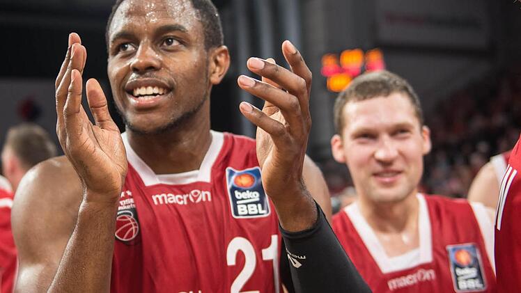 Darius Miller (l.) und Janis Strelnieks versenkten in der Hölle von Piräus jeweils vier Dreier. Foto: dpa