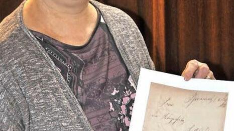 Stolz zeigt Vorsitzende Andrea Werner vom Verein für Gartenbau und Landschaftspflege bei der Jahresversammlung am Freitag die Gründungsurkunde der Pfarrweisacher Gartenbauer vom 15. August 1881. Volker Kuhn hatte ihr die Urkunde erst wenige Stunden zuvor überreicht, nachdem er die Schriftstücke im Rahmen von Archivarbeiten gefunden hatte.  Foto: Simon Albrecht