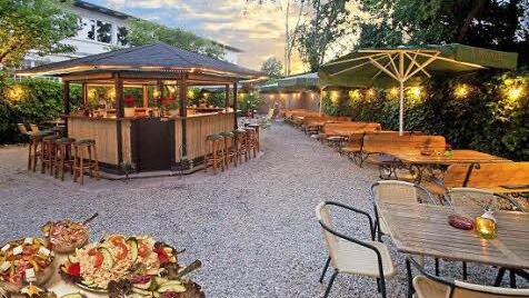 Südländische Atmosphäre, leckere Salate, griechischen Wein und dazu Geralds spezielle Cocktails genießt man im griechischen Restaurant "Filion Tavern" am Kulmbacher Stadtpark. Und die kleinen Besucher haben viel Spaß im Spielplatz. Mehr unter www.filion-kulmbach.de.