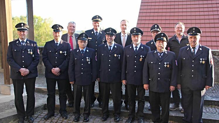 Beim Florianstag in Ebern wurden mit Urkunden des bayerischen Innenministeriums folgende Wehrleute (vorne von links) ausgezeichnet: Marko Hager, Alfons Schmitt, Klaus Gemmer, Jürgen Porzner, Burkhard Schmitt, Rudolf Meißner und Karl-Peter Göttel. Hinten von links: Bürgermeister Jürgen Hennemann, KBI Thomas Habermann, stellvertretender Landrat Michael Ziegler, Federführender Kommandant Michael Wüstenberg und Feuerwehrreferent Dieter Gerstenkorn. Foto: Helmut Will