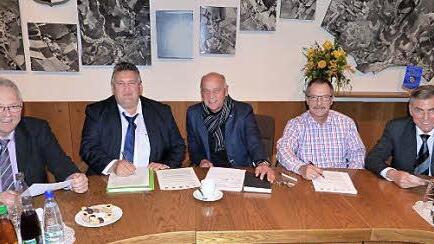 Die "Wirsberger Erkl&auml;rung" unterzeichneten die B&uuml;rgermeister Hans Tischh&ouml;fer, Gerhard Schneider, Hermann Anselstetter, J&uuml;rgen Zinnert und Siegfried Decker.  Foto: Werner Rei&szlig;aus
