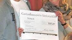 Vorsitzender Martin Leicht übergab einen Scheck über 500 Euro an die Ortssprecherin Bärbel Köcheler Foto: privat