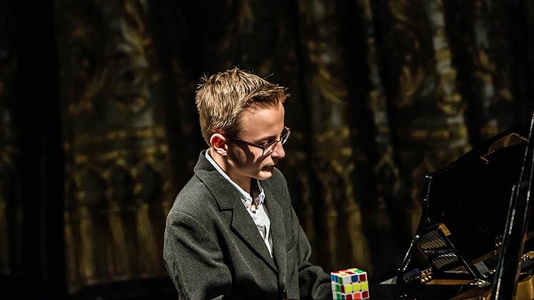 Beeindruckes Klavier-Talent: Jonathan Burger bei der Matinee "Jugend spielt für Jugend" im Landestheater Coburg.Foto: Jochen Berger