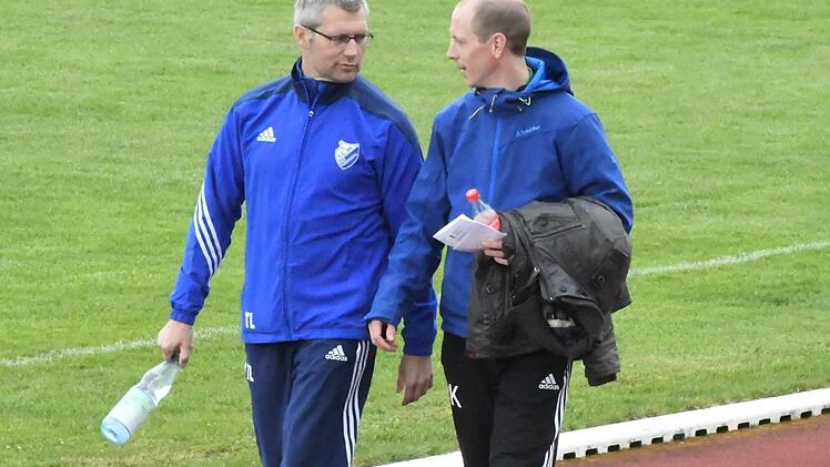 Fachkräfte im Gespräch: die Trainer (von links) Thomas Lutz vom FC 06 Bad Kissingen und Marius Kubo vom SV Riedenberg. Foto: Hopf