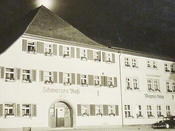 Historische Aufnahme des Gasthofs "Schwarzes Roß" und des 1893 angebauten Düllsaales, über den jetzt diskutiert wird. Foto: Archiv/privat