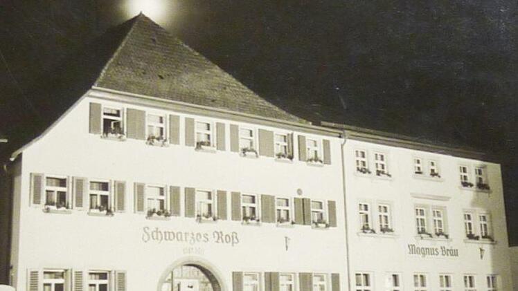 Historische Aufnahme des Gasthofs "Schwarzes Roß" und des 1893 angebauten Düllsaales, über den jetzt diskutiert wird. Foto: Archiv/privat