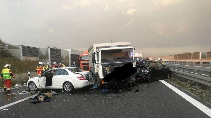 Drei Menschen wurden bei dem Unfall in Höhe Kösten am Freitag verletzt.Feuerwehr Lichtenfels