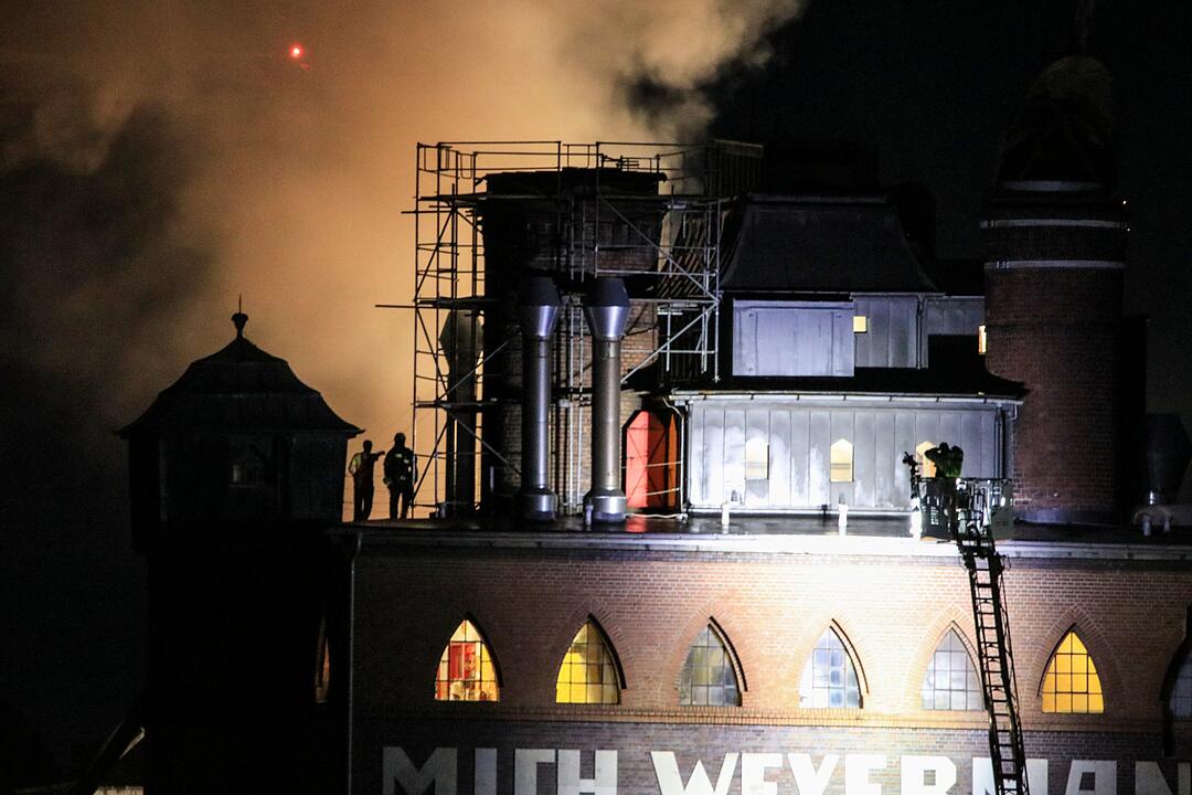 Malzfabrik Weyermann in Bamberg in Flammen: Einsatzkräfte kämpfen stundenlang gegen das Feuer